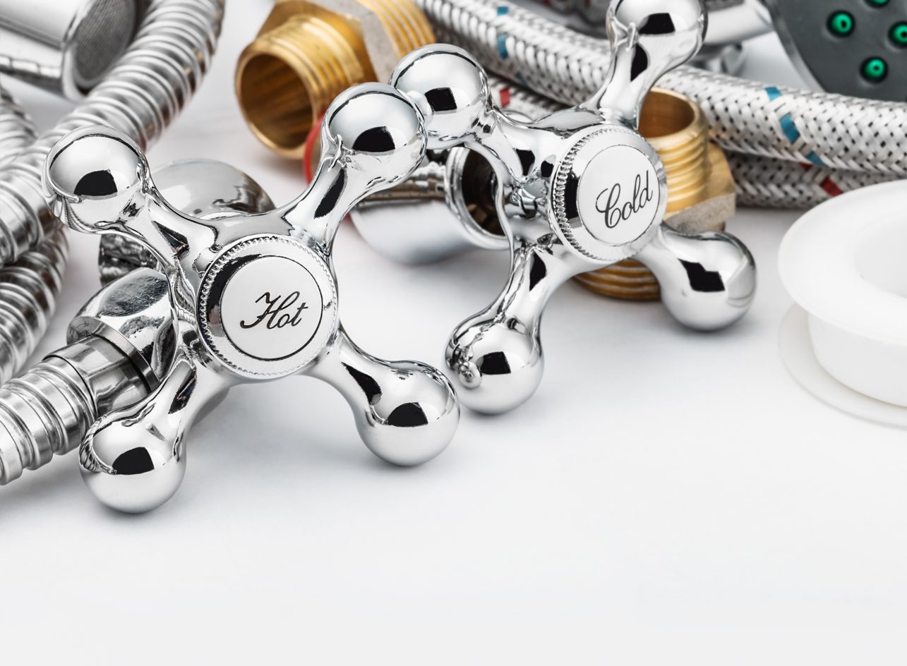 Robinetterie chrome élégante avec tuyaux et accessoires de plomberie.